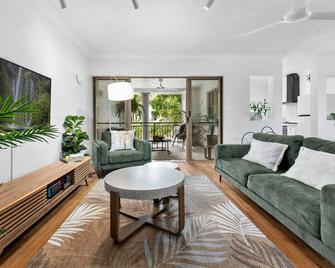 The Nest Cairns - 4 Pools Bbq & Resort - Edge Hill - Living room