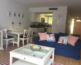 Coconut Palms Townhome - New Smyrna Beach - Huiskamer