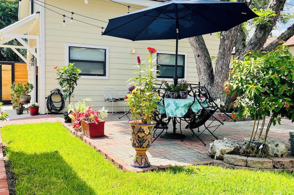 Tiny home in vibrant downtown San Antonio only minutes away from many sites. - San Antonio - Patio