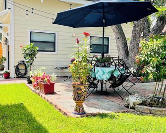 Tiny home in vibrant downtown San Antonio only minutes away from many sites. - San Antonio - Patio