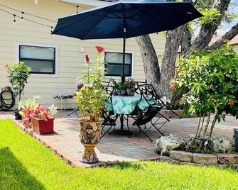Tiny home in vibrant downtown San Antonio only minutes away from many sites. - San Antonio - Patio