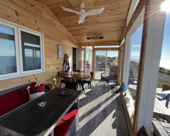 BigSky Sea Shanty: Enjoy Amazing Sunsets and Ocean Views from the Hot Tub ! - Antigonish - Balcony