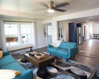 Lakefront Cabin: Fishing, Free Kayak, Jetski, Dock, Swimming, Hot Tub, Bbq, - Mabank - Living room