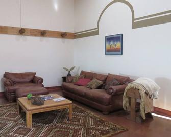 the Bunkhouse - just 5 minutes from downtown Manhattan - Manhattan - Living room