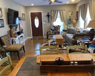 StockYards!-1 block away ! Cowboy Cottage sleeps 9 - Fort Worth - Living room