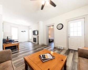 The Front House by the Lake - Lorain - Sala de estar