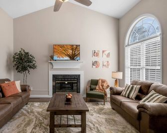 Fenced Yard | Screened-In Porch | 3 King Beds | Pet Friendly - Wake Forest - Living room