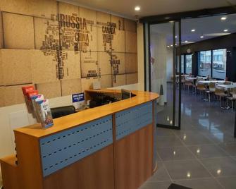 Hotel Evergreen - בריסל - דלפק קבלה