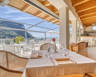 سكاي بوول هوتل سول جاردا - غردة - مطعم