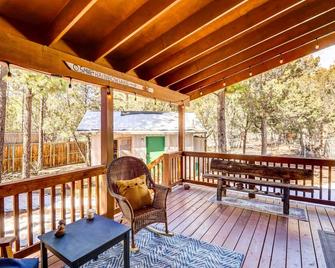 Near Hiking Cabin with Hot Tub in Lakeside! - Pinetop-Lakeside - Balcony