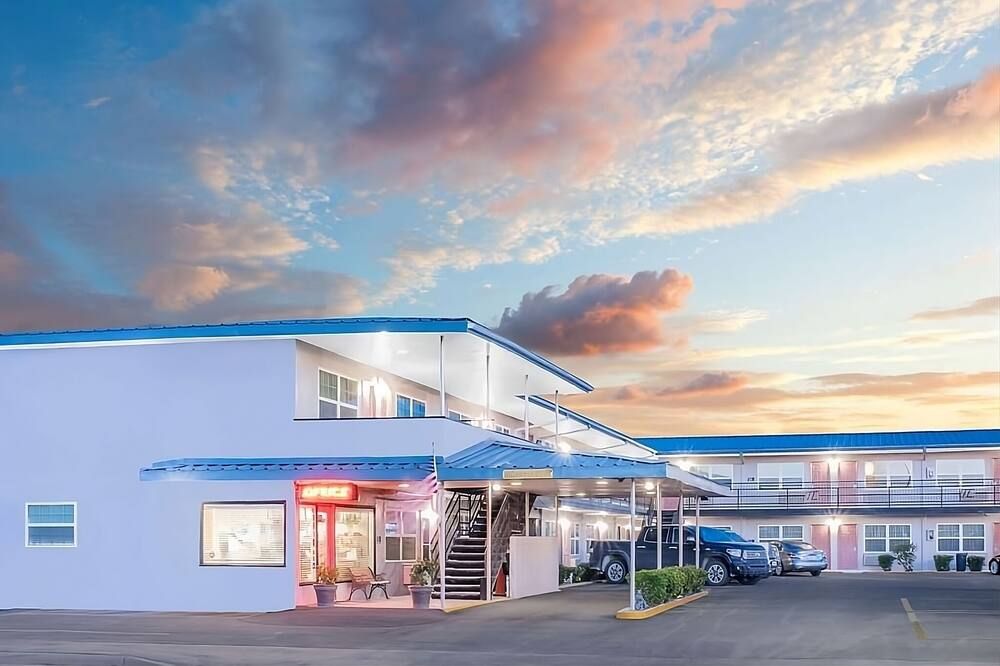 Affordable Accommodation in Knights Inn Laura Lodge Pecos! Free Parking, Pool! - Pecos - Gebouw