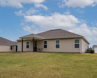 Comfort & Convenience, Central Nwa Family Home - Lowell - Building