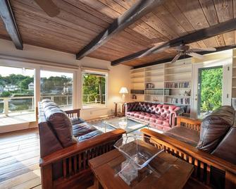 Waterfront GEM: 3-bedroom house with AC & WiFi in Branford, minutes from Yale - Branford - Living room
