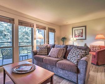 Bend Condo with Deck, Resort-Style Amenities and Views! - Bend - Living room