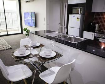 Bright modern 1BDR, wifi, parking, close to city - Dickson - Dining room