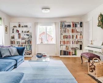Skarpsätter Sportgård by Interhome - Strängnäs - Sala de estar