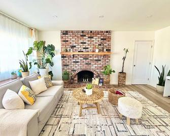 Newly remodeled 1 story house with big backyard, near highway 52 - Santee - Living room