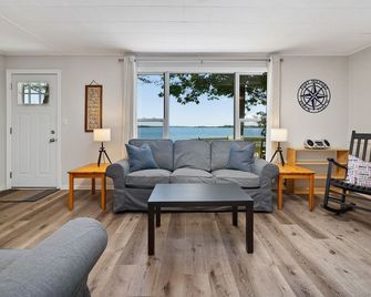 By The Bay Cottages, 'County Comfort' - Prince Edward - Living room