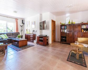 Relaxing Villa Steps from Beach - Sant Pere Pescador - Sala de estar