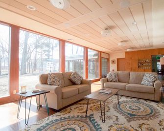 Renovated Mid-Century Modern House - Winona - Obývací pokoj