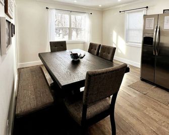 Remodeled Farm House With Plenty of Char - Monroe - Dining room