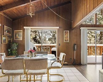 Hot tub, EV, Fire pit, Game room, Pet Friendly - 5Mins to Lake Arrowhead Village - Twin Peaks - Dining room
