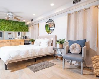 Stay In Comfort And Style! Encore Private Suite + Free Parking! Close To Boston! - Everett - Bedroom