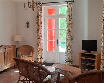 Apartment in a Provencal Farmhouse in the Orange Countryside - אורנג' - סלון