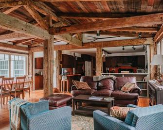Quarry Hill Farm - stunning views - cozy yet expansive - Pownal - Sala de estar