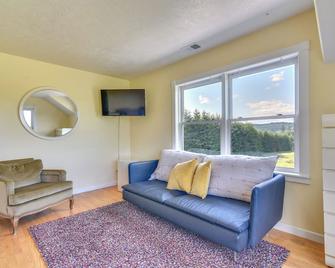 Rainier Home on 20 Acres with Blueberry Farm! - Kalama - Sala de estar