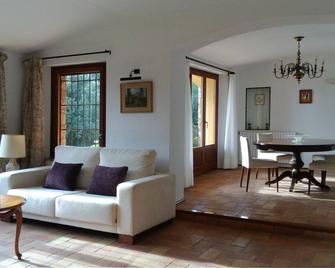 Villa 6 km from the beach surrounded by nature - Regencós - Living room