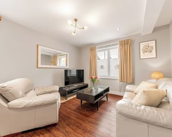 Abbey Apartments Modern ApartHotel for Tourists & Professionals - Barrow-in-Furness - Living room