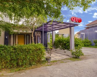 OYO 2284 Grand Villa Meninting - Gunungsari - Edificio