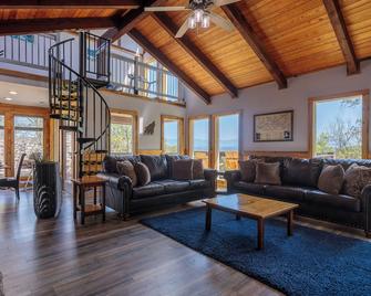 Hot Tub and Mini Golf Mtn-View Haven in Kodak! - Kodak - Living room