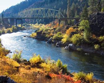 Great Relaxing Overnight Stay! 2 Convenient Units! Near Grants Pass Golf Club! - Grants Pass