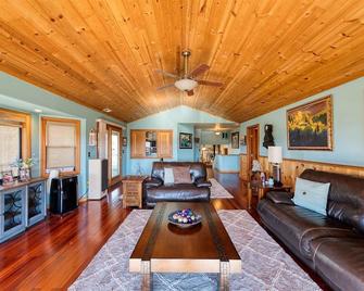 Lovely Vineyard Retreat. - Ukiah - Living room