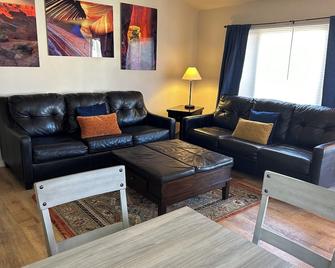 Beautiful One Bedroom One Bath Full Kitchen--Pool And Clubhouse Access - Saint George - Living room