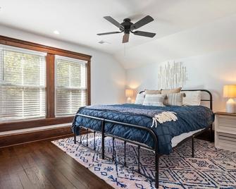 The Mill House - Peaceful farmhouse retreat with hot tub, fire pit, & fast Wi-Fi - Sperryville - Bedroom