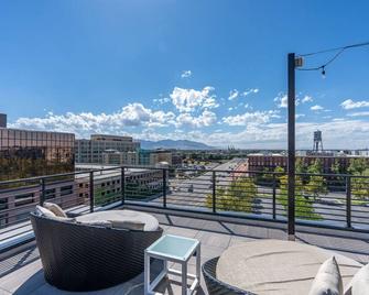 1BR Escape w Parking, Near Temple Sq & Delta Ctr - Salt Lake City - Balcone