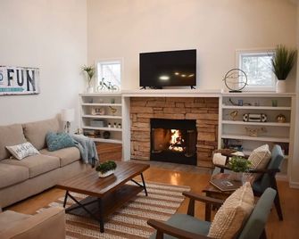 Charming Cottage Near Douglas Beach! - Douglas - Living room