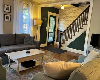 FARMHOUSE Newly renovated in heart of Acadia with wild blueberries on 3 acres! - Mount Desert - Sala de estar