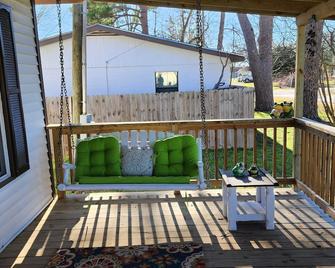 Charming 2 Bedroom Cottage in Franklin - Franklin - Balcony