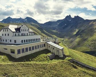 Romantik Hotel Muottas Muragl - Samedan - Building