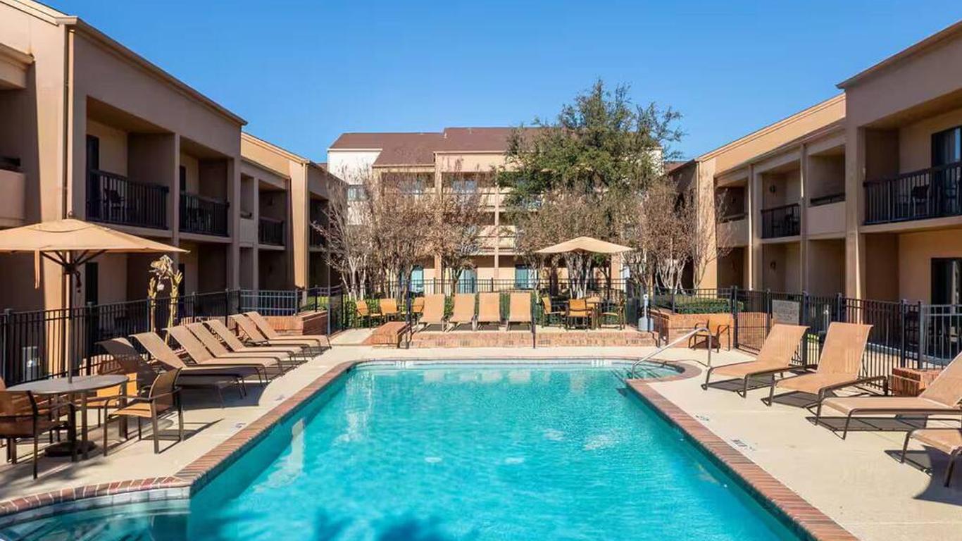 Courtyard by Marriott Dallas-Fort Worth/Bedford