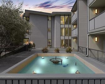 Condo in Most sought after neighborhoods - Oakland - Pool