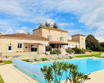 Large Private Luxury Farmhouse | Sleeps 15 | Heated Pool | 4 baths | Monflanquin - La Sauvetat-sur-Lède - Pool