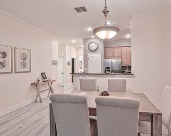 Elegant waterfront condo with central AC, balcony, and shared pools & hot tubs - Palm Coast - Dining room
