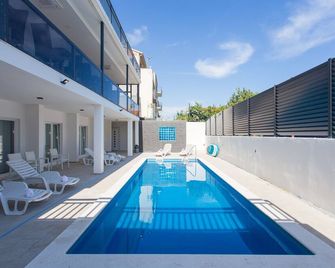 All Saints Suites Bb Kastela - Kastela - בריכה