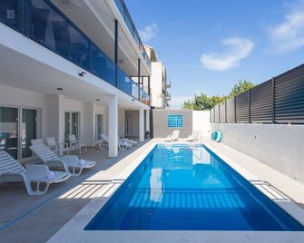 All Saints Suites Bb Kastela - Kastela - Pool