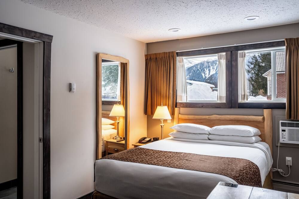 Swiss Chalet Motel - Revelstoke - Bedroom